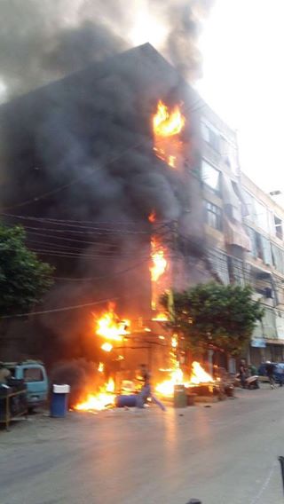 بالصور.. حريق هائل داخل مقهى في صفير طاول 5 شقق