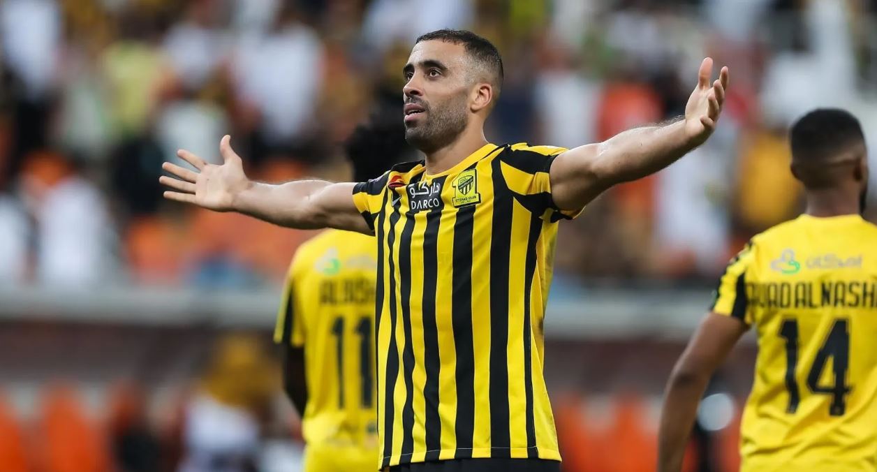 لاعب محترف يغادر فريق الاتحاد... ما علاقة بنزيما؟