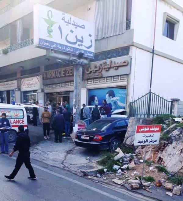 بالصور: 4 جرحى في اصطدام سيارة بواجهة صيدلية في الضنية