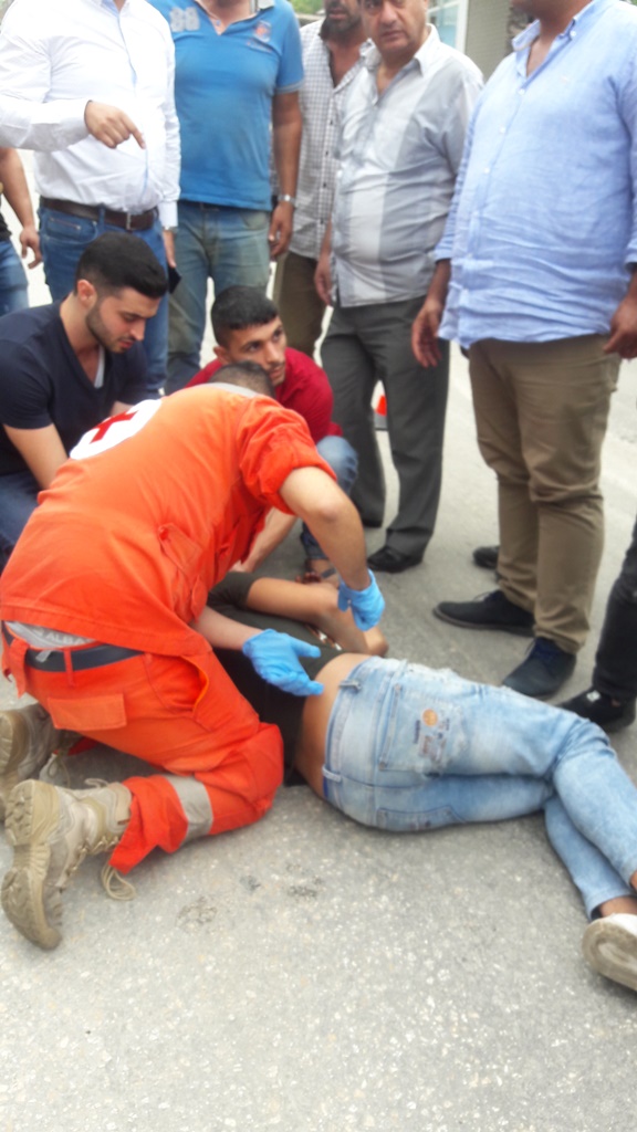 بالصورة: انقلاب دراجة في حلبا وإصابة سائقها