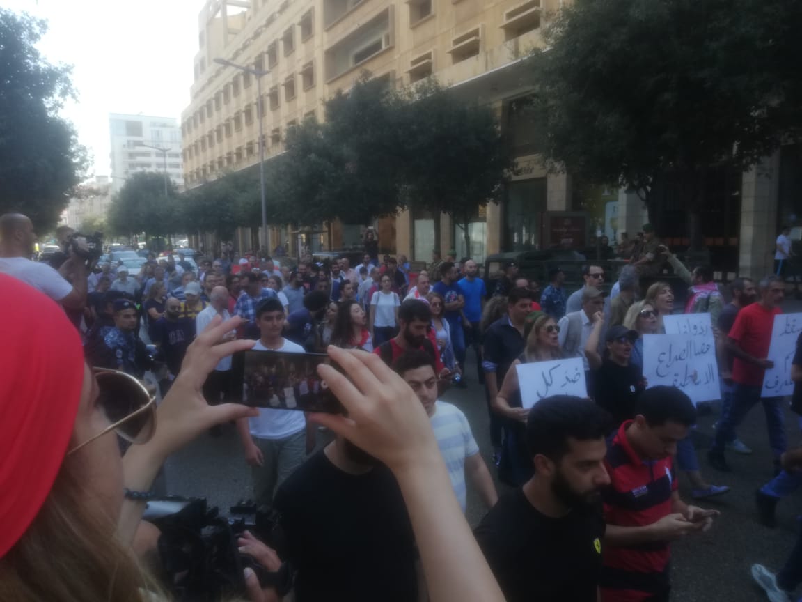 اعتصام لشباب الحزب "الشيوعي" أمام جمعية المصارف 