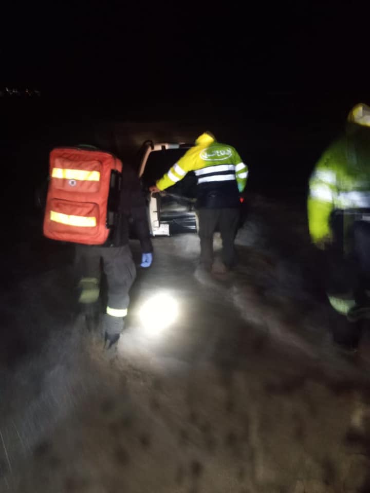 بالصور- سيارة "تسبح" في بحر الميناء - طرابلس!