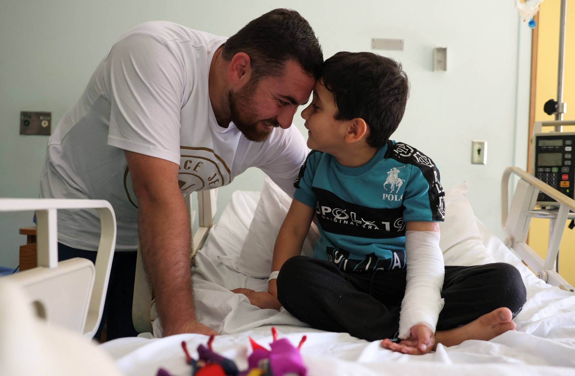 فقد عائلته... "أول" طفل جريح من غزة يصل لبنان للعلاج  فقد عائلته... "أول" طفل جريح من غزة يصل لبنان للعلاج