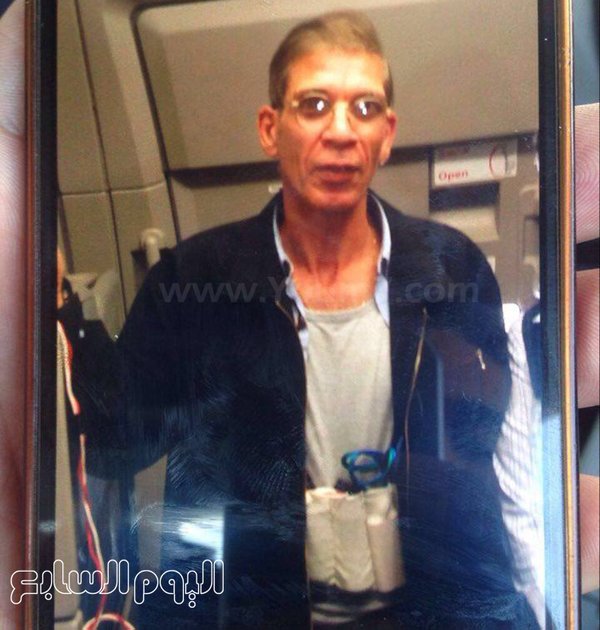 بالصورة.. خاطف الطائرة بحزام ناسف وهذه مطالبه
