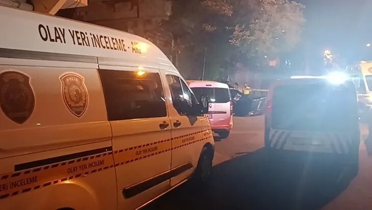 قتلها ورماها في القمامة... سوري يتجول بجثة زوجته في الشارع (فيديو)