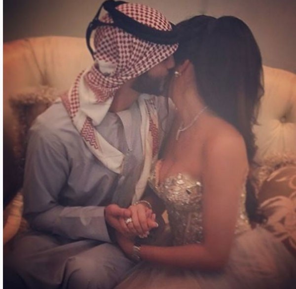 بعد مفاجأة زواجه.. عمر الغلا ينشر صورة من غرفة نومه  
