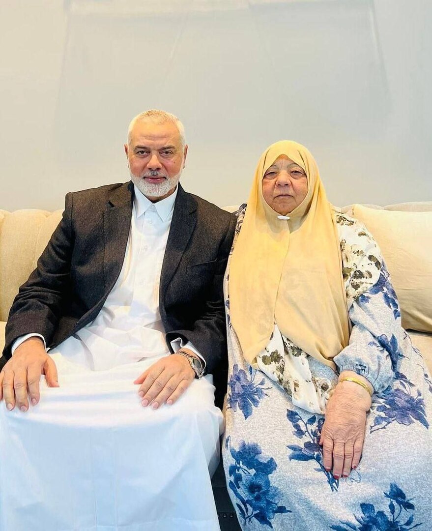 بالصور: هنية بجوار شقيقته التي قضت بقصف إسرائيلي