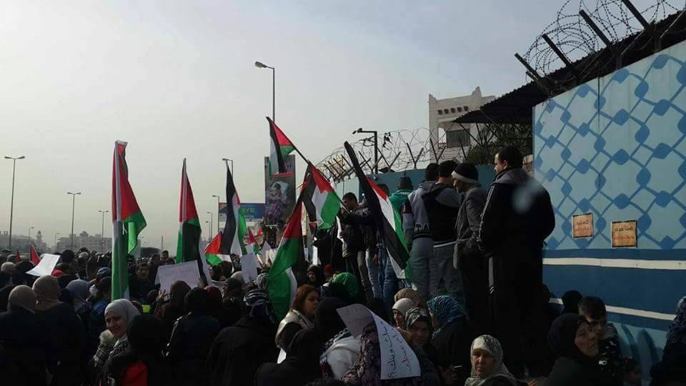 بالصور.. اعتصام أمام مبنى الاْونروا الجناح