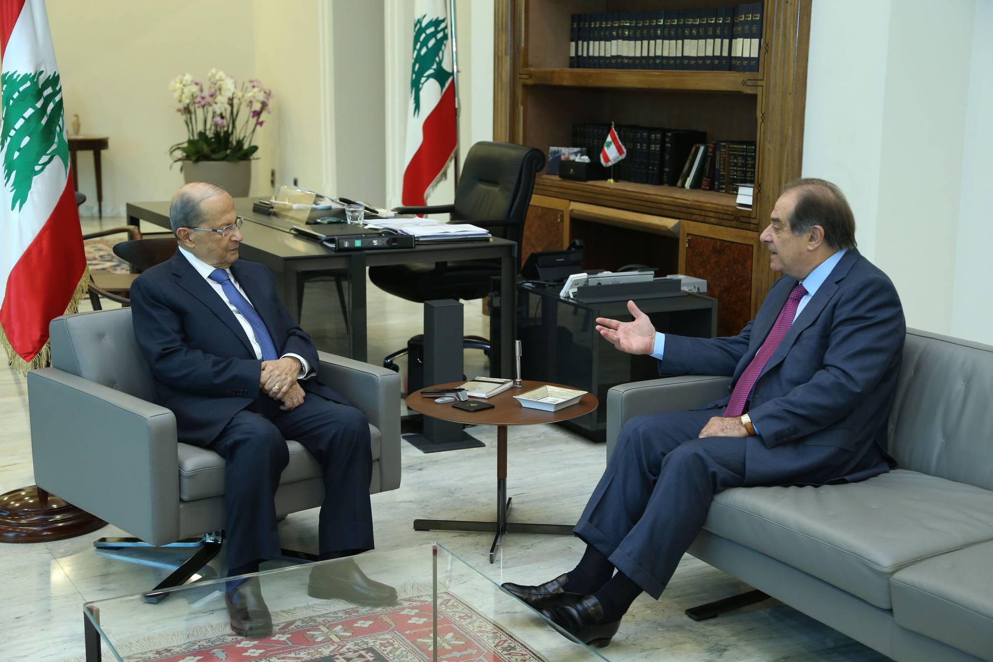 وزير "كتائبي" سابق يشيد بالرئيس عون