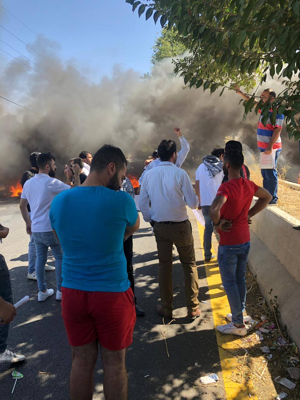 بالصور: محتجّون غاضبون يشعلون الإطارات في البقاع 