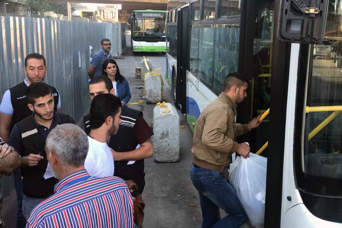 بالصور: عودة 545 نازحا سوريا عبر المصنع والعبودية