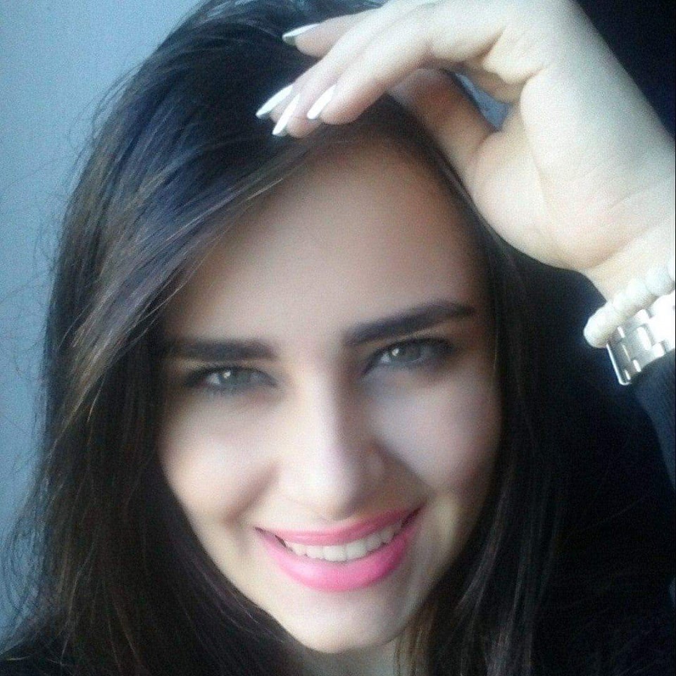 بالصور.. المشجعة صاحبة القبلة التي أثارت إعجاب المصريين
