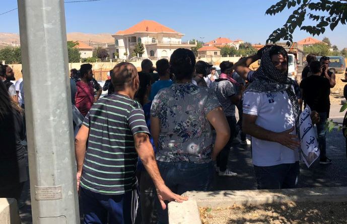بالصور: محتجّون غاضبون يشعلون الإطارات في البقاع 