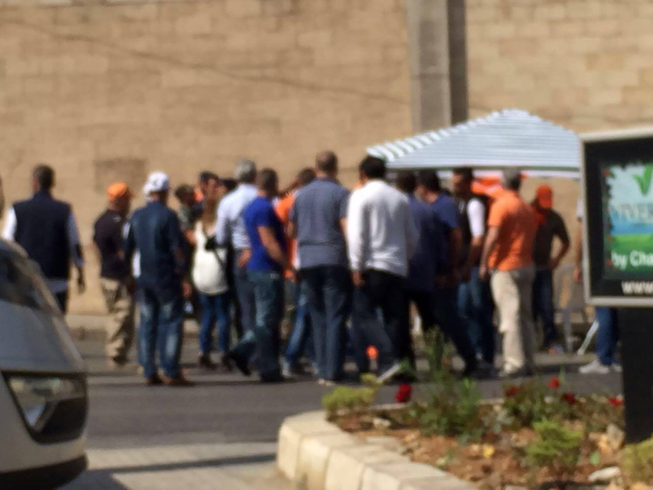 بالصور.. الجيش يفصل بين "التيار" و"التيار" في الاشرفية