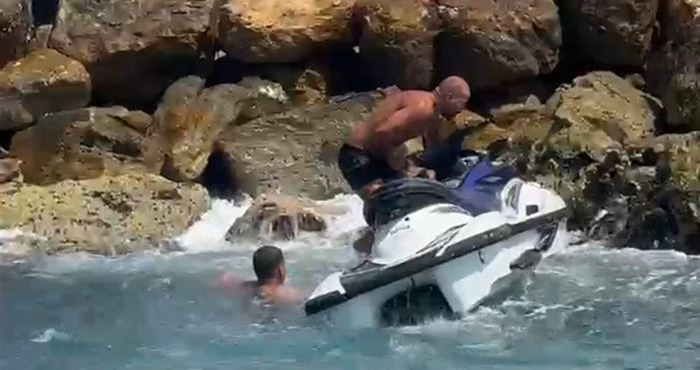 "حادثٌ بحري"... اصطدام "Jet ski"  بفاصل صخري