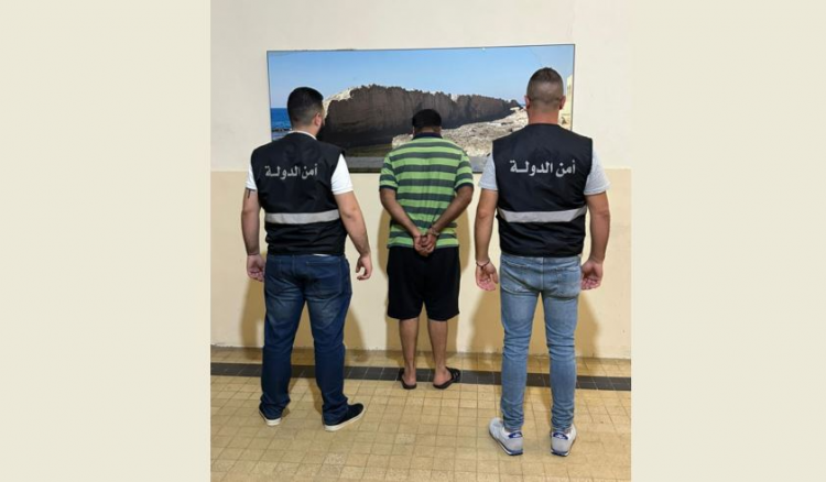 يهرّب سوريّين بأعداد كبيرة إلى لبنان... "أبو جعفر" بقبضة أمن الدولة يهرّب سوريّين بأعداد كبيرة إلى لبنان... "أبو جعفر" بقبضة أمن الدولة