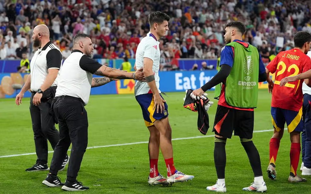 بالفيديو: رجل أمن يلحق الإصابة بلاعب منتخب إسبانيا