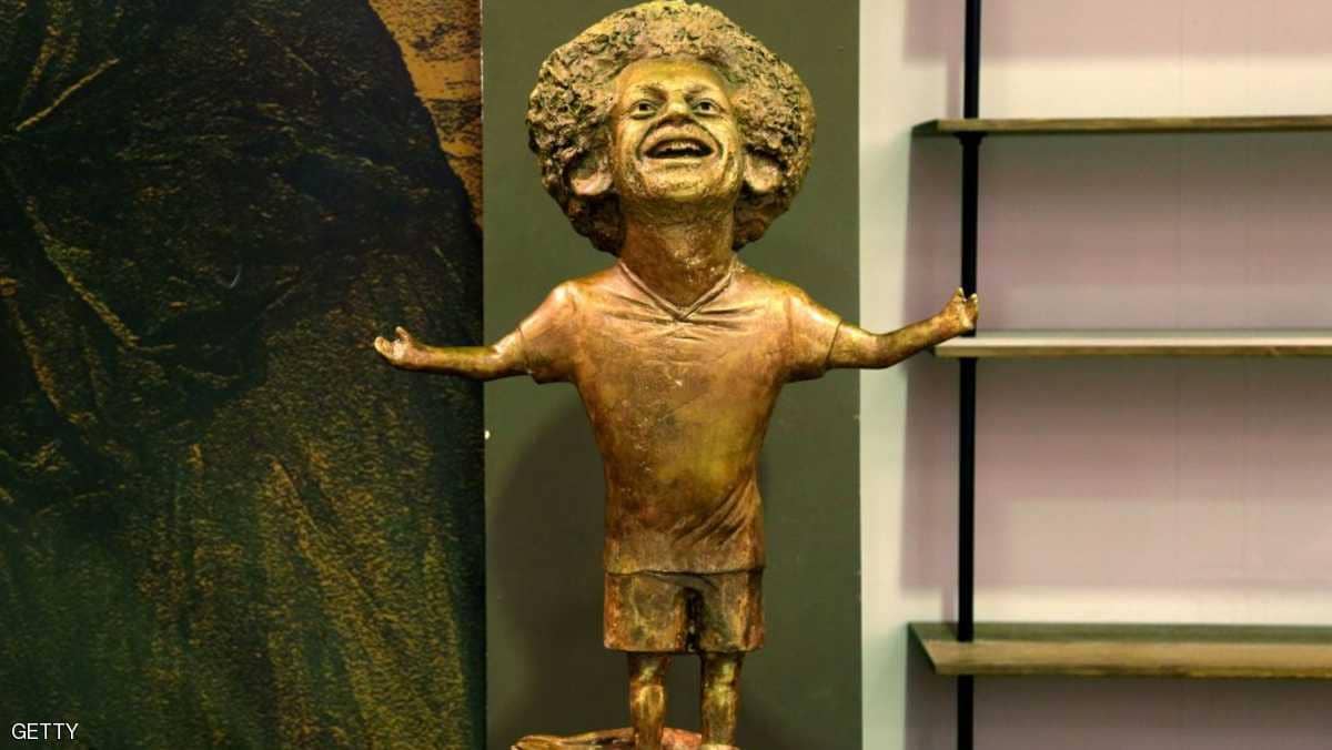محمد صلاح يتصل بصاحبة التمثال