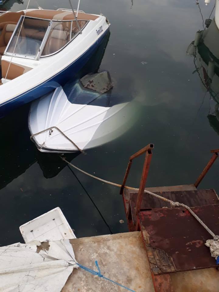 بالصور: غرق زورق جرّاء الأمطار في ميناء صور