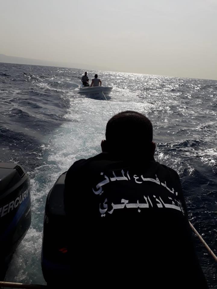 بالصور: سحب زورق لصيد الاسماك في صور
