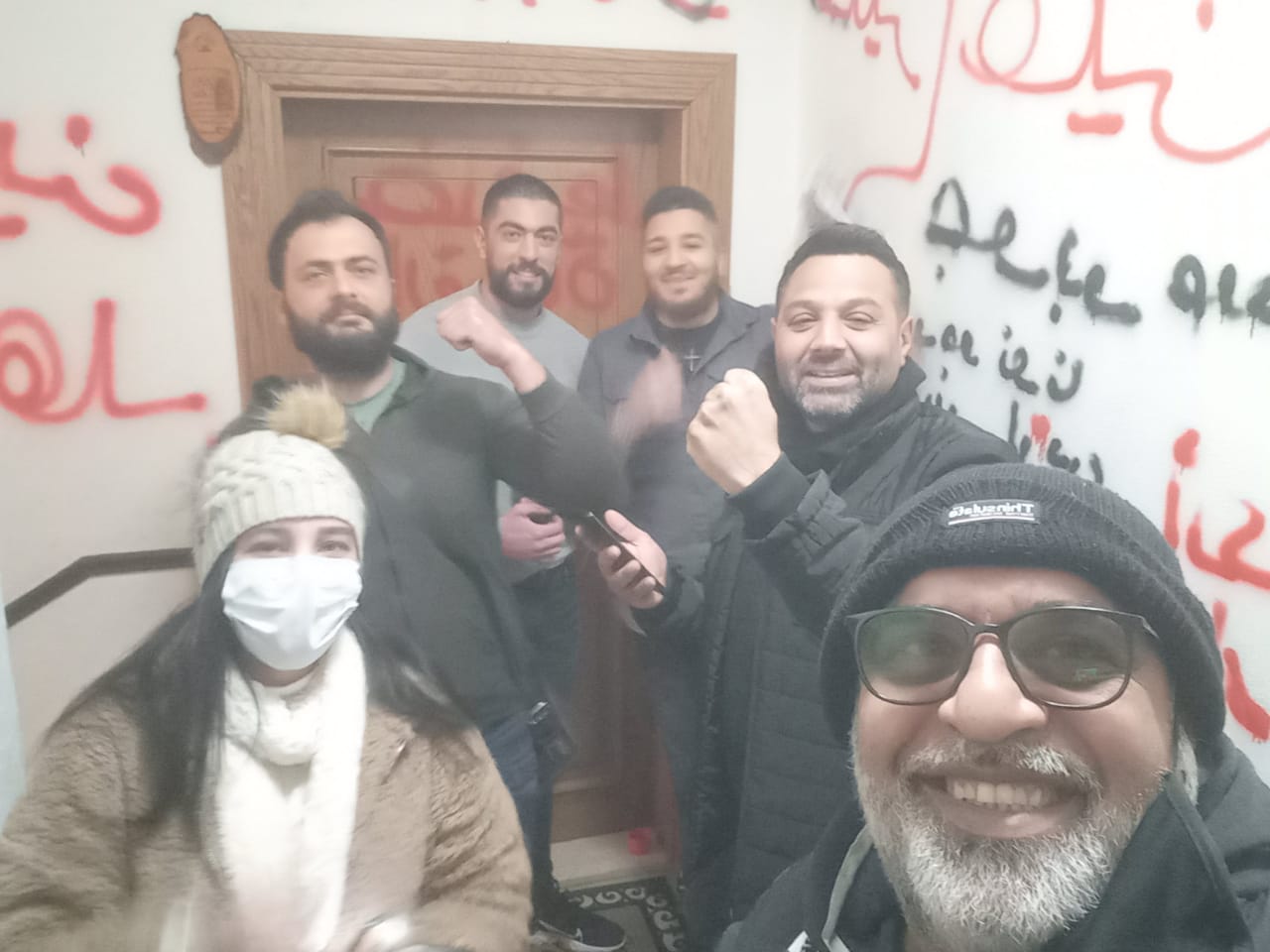 بعد "نكثه وعوده  في حماية مسار التحقيق بانفجار المرفأ"... أهالي فوج الإطفاء يحتجون أمام منزل وزير العدل (فيديو+صور)