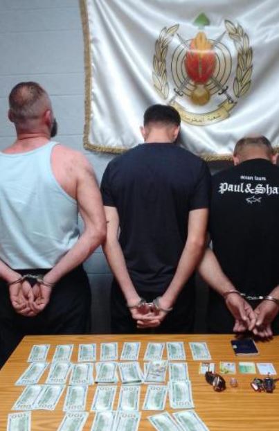 انتحلوا صفة أمنية لِسلب صراف تحت تهديد السّلاح!