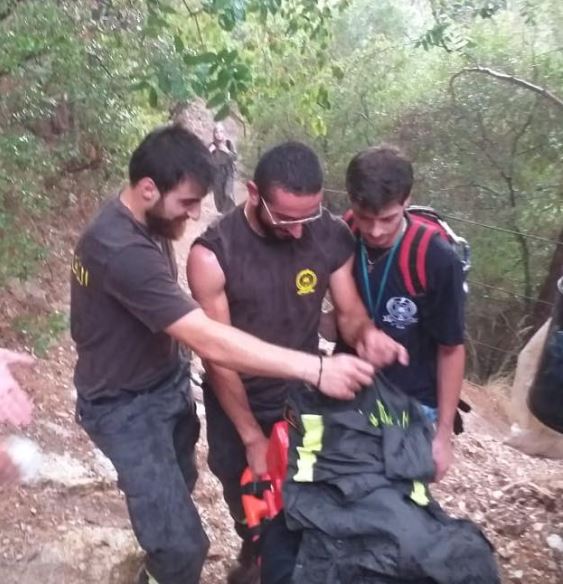 بالصور: إنقاذ امرأة بعد سقوطها في شوّان - كسروان