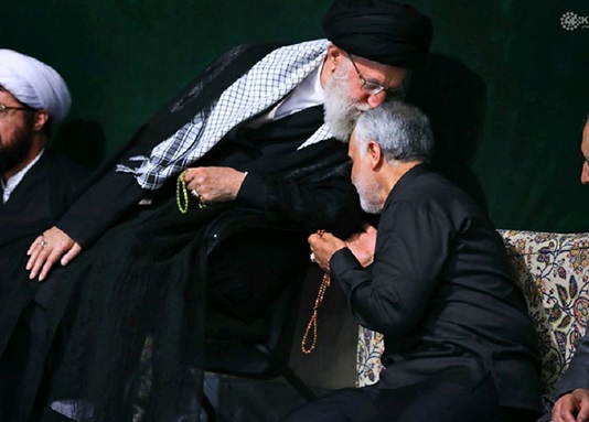 بالصورة: حركة مفاجئة من خامنئي تجاه سليماني بذكرى عاشوراء