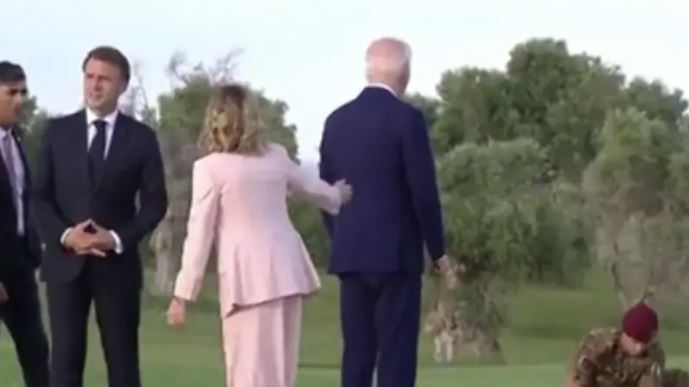 هفوةٌ جديدة لِلرئيس "الضال"... ميلوني تمسك بيد بايدن وتعيده! (فيديو)