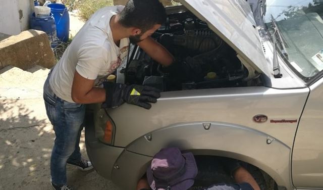 بالصور: انقاذ هرتين من محرك سيارة
