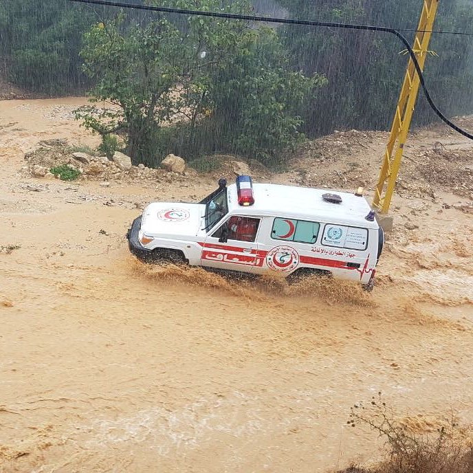 بالصور: إنقاذ 9 أشخاص من السيول في الضنية