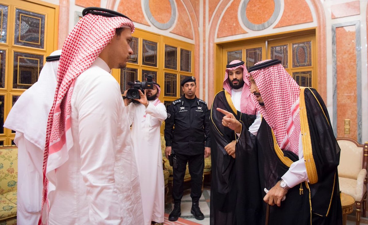 بالصور: الملك سلمان وولي العهد يستقبلان عائلة خاشقجي 