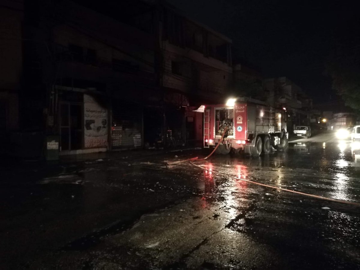 بالصور: إخماد حريق داخل متجر في صور