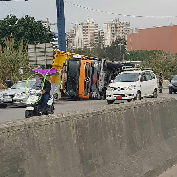 بالصور: إنقلاب شاحنة على طريق الصياد