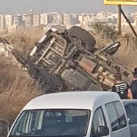 بالصور: 3 جرحى بحادث سير مروع على أوتوستراد القلمون 