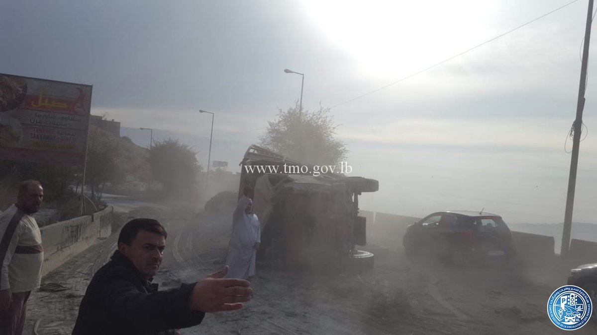 بالصور: انقلاب شاحنة على اوتوستراد المريجات ضهر البيدر
