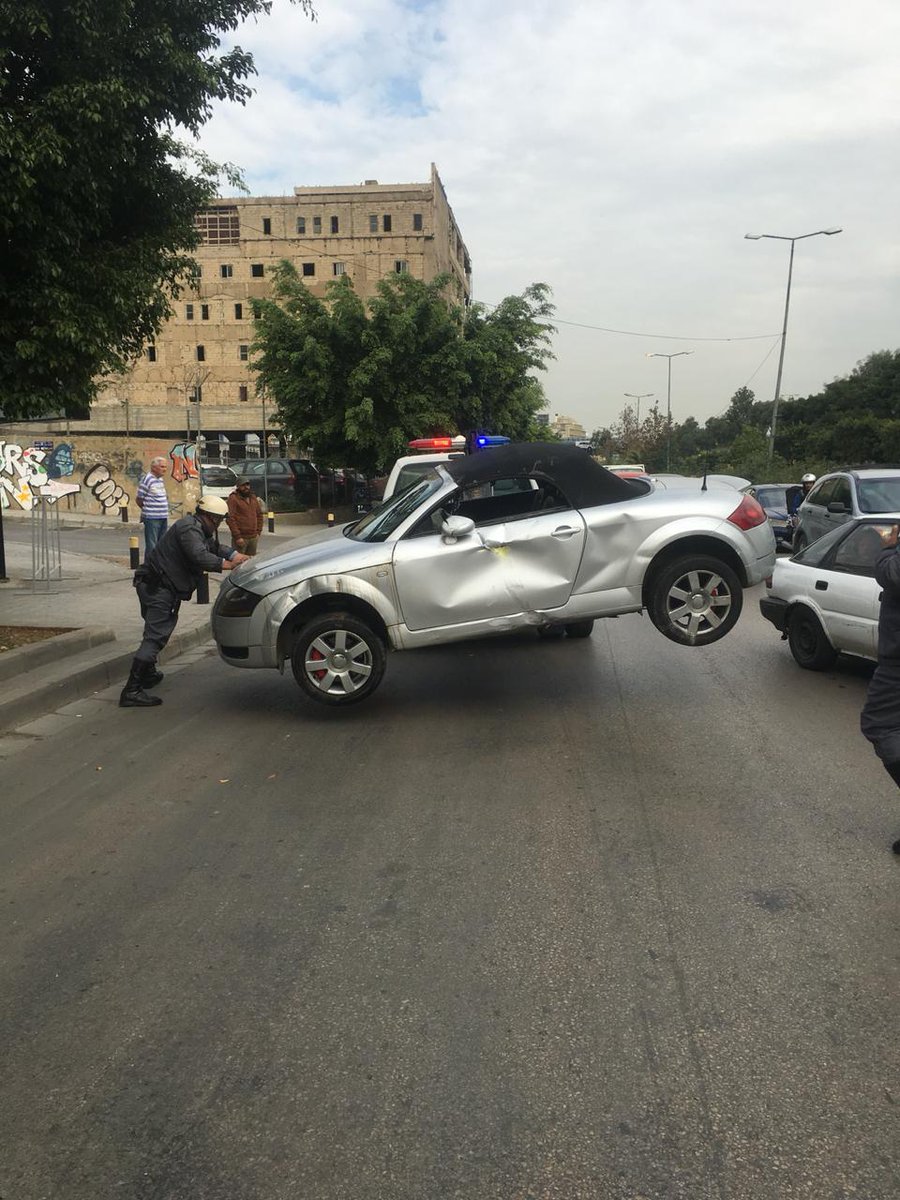 بالصورة: ازالة شجرة وآثار حادث في محلة جادة بيار الجميل بالصورة: ازالة شجرة وآثار حادث في محلة جادة بيار الجميل