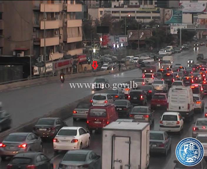 بالصور: هطلت الأمطار... فانزلقت الشاحنة 