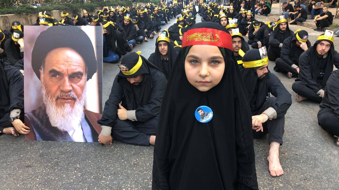بالصور: أعداد غفيرة تحيي مسيرة عاشوراء في الضاحية الجنوبية