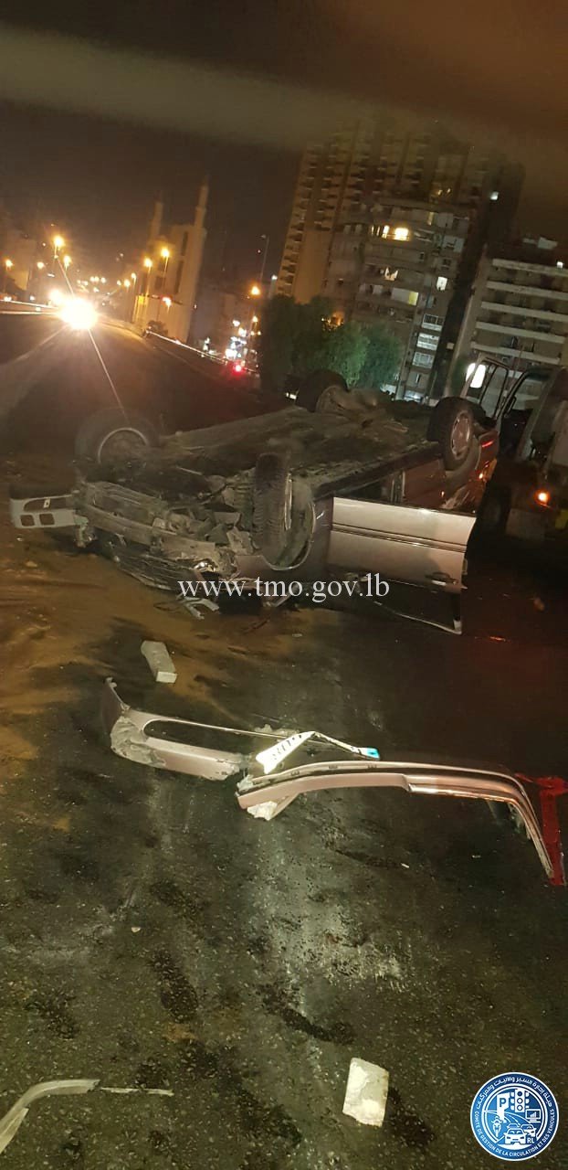 بالصور: جريح بانقلاب سيارة على جسر الكولا 