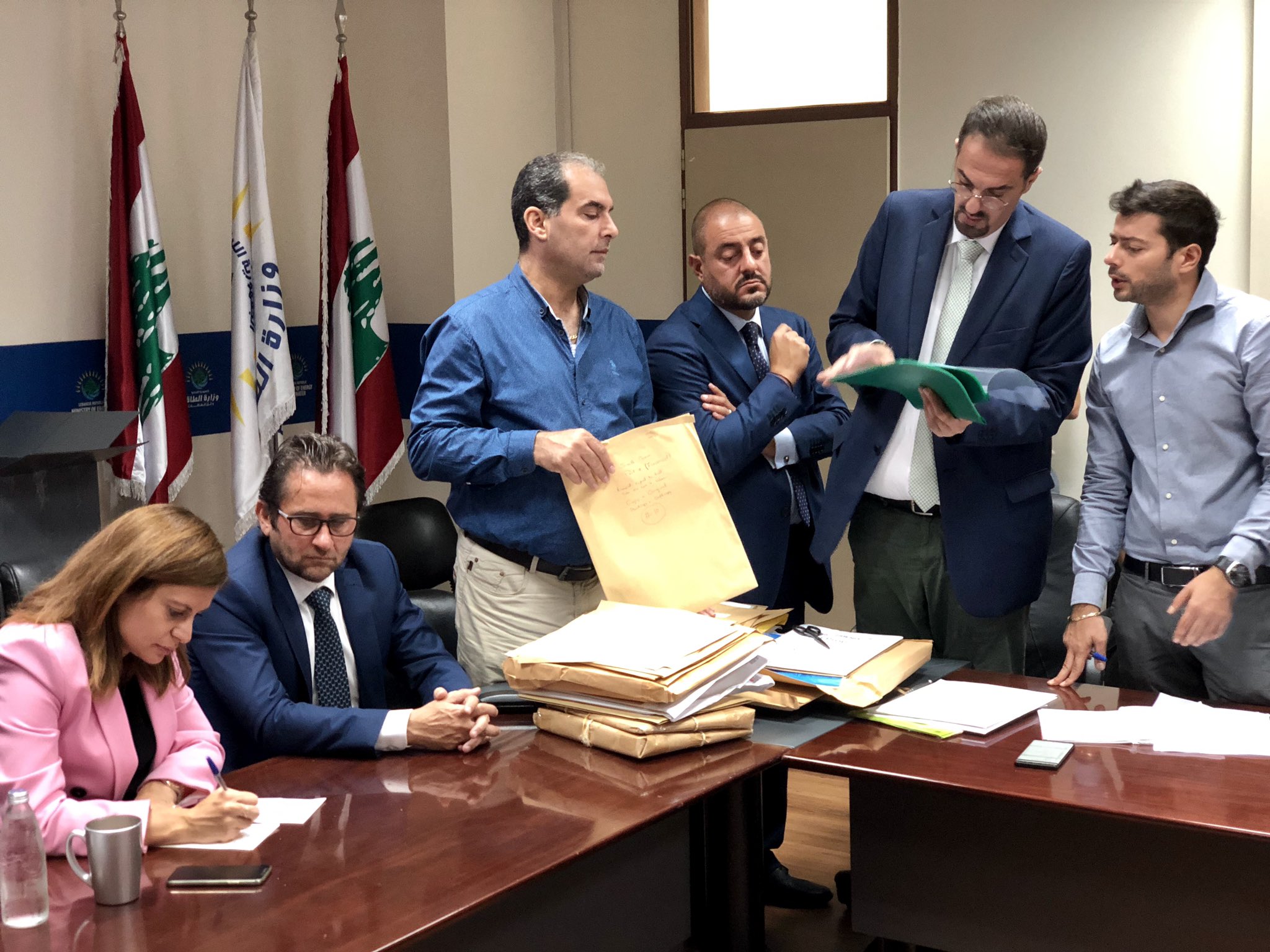 جلسة فض عروض تركيب 12 محطة طاقة شمسية 