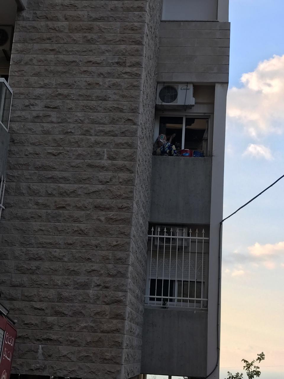 بالصورة: عَلِقَت على الشُبّاك أثناء 