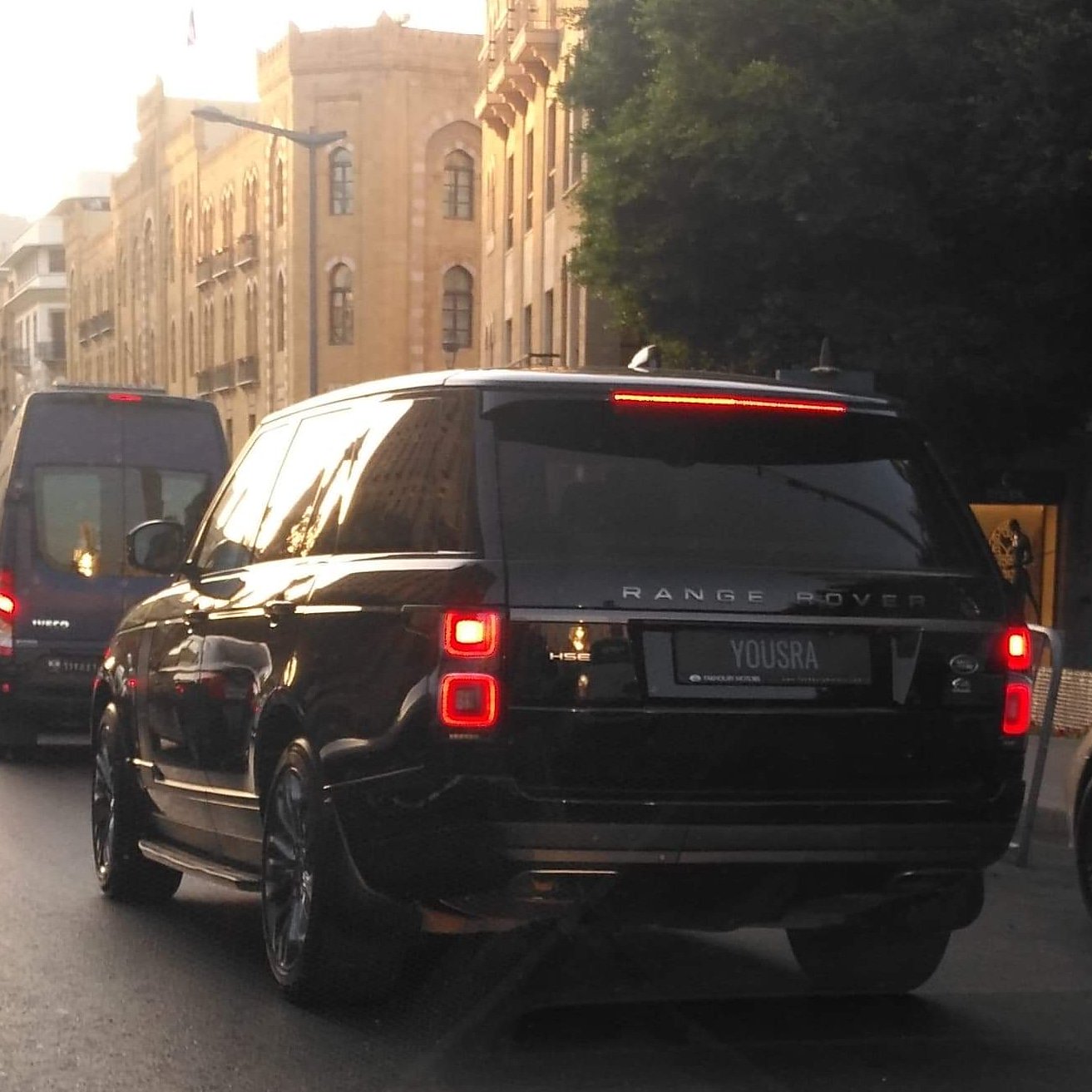 بالصورة: "رانج روفر" بلوحة من نوع "يسرى" وسط بيروت