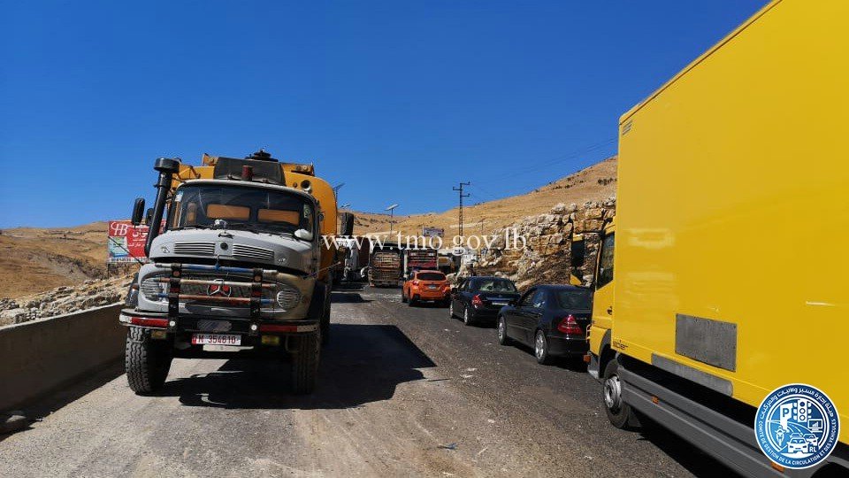 بالصور: انقلاب شاحنة على طريق ضهر البيدر 