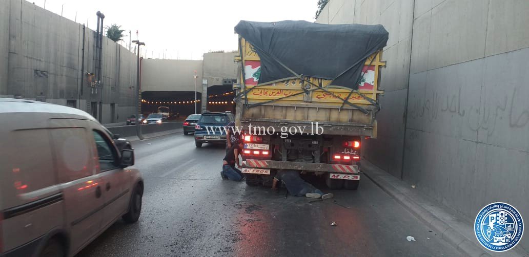 بالصور: شاحنة معطلة في أنفاق المطار ... وزحمة سير بالصور: شاحنة معطلة في أنفاق المطار ... وزحمة سير