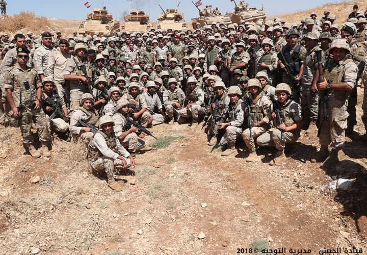 بالصور: مناورة قتالية في جرد العاقورة بحضور قائد الجيش