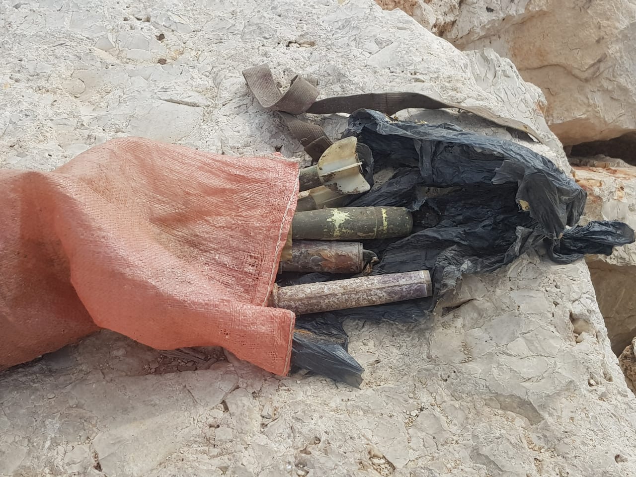 بالصور: العثور على كيس يحتوي على ذخائر في صيدا