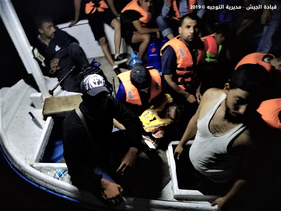 بالصور: توقيف مركب تهريب على متنه 41 شخصًا 