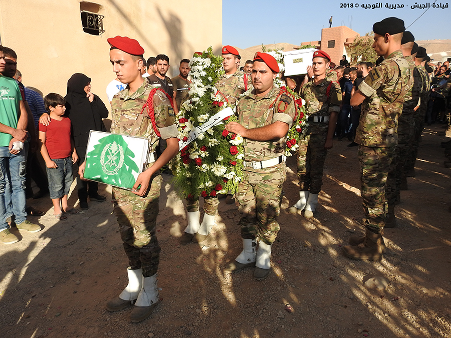 بالصور: قيادة الجيش تشيّع الشهيد الرقيب قاسم وهبي