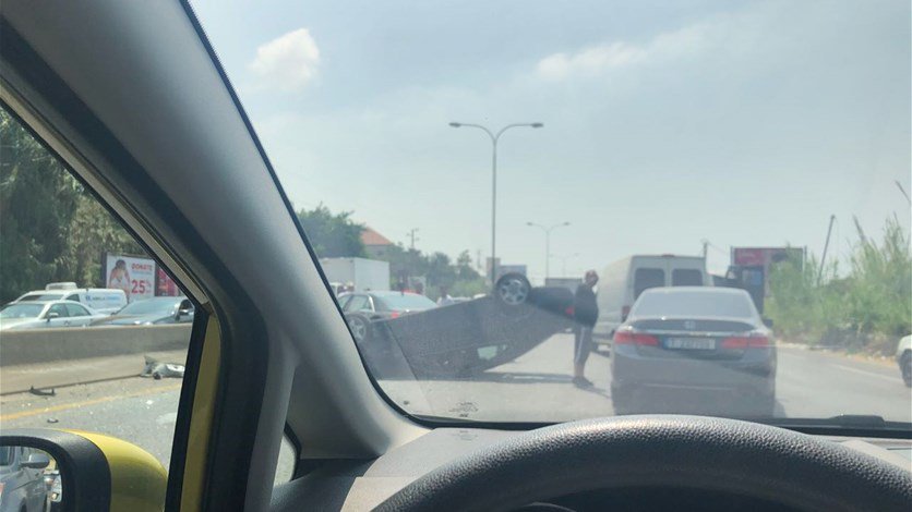 بالصور: انقلاب سيارة على اوتوستراد البوار بالصور: انقلاب سيارة على اوتوستراد البوار